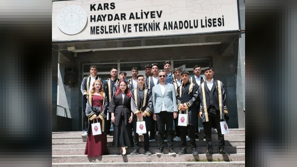Kars'ta ilk Veteriner Sağlık Teknisyenleri mezun oldu, Kars VHO Başkanı Ödül törene katıldı