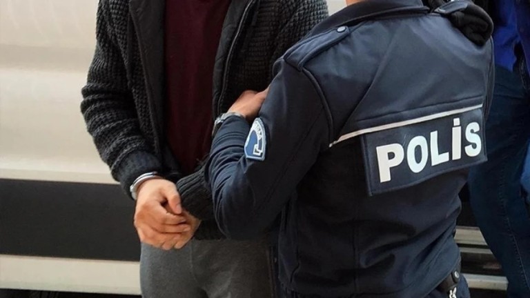 The news: "İstanbul merkezli ilaç operasyonu: 19 eczacı gözaltına alındı". Need a title 50-90 characters. Let's craft a concise title maybe: