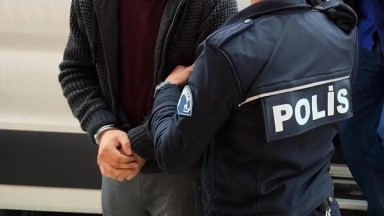The news: "İstanbul merkezli ilaç operasyonu: 19 eczacı gözaltına alındı". Need a title 50-90 characters. Let's craft a concise title maybe: