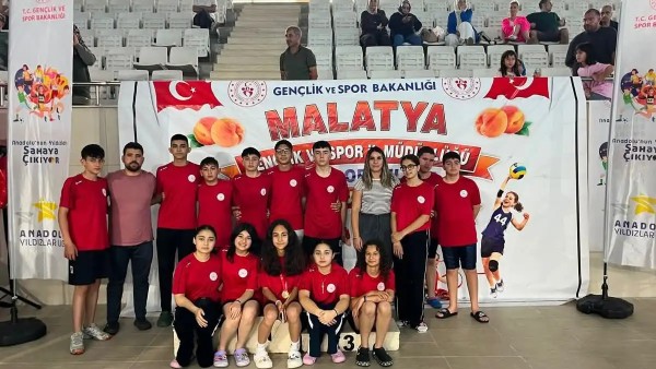 Karslı yüzücülerden Türkiye finalleri öncesi büyük başarı! 18 madalya ile döndüler